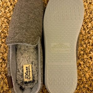 Dearfoams boys grey slippers!  NWOT! Size 7/8